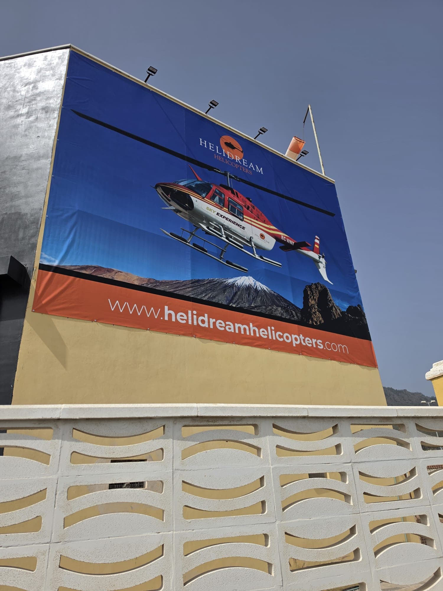 Lona de gran formato en fachada para Helidream Helicopters