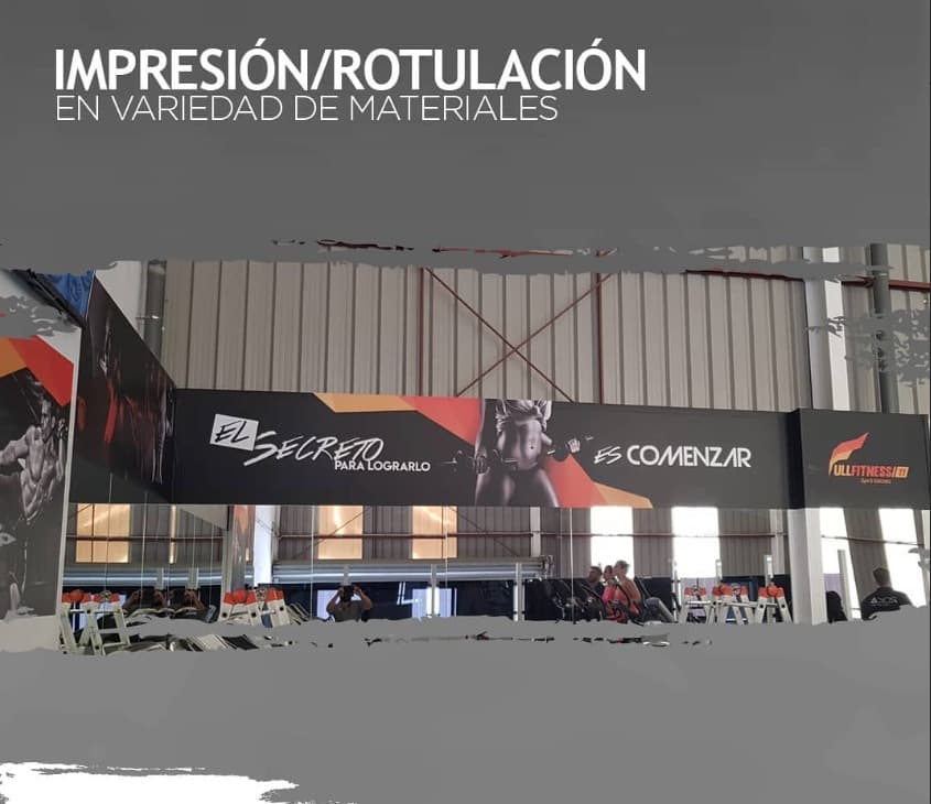 Lona de gran formato con mensaje motivacional en el gimnasio Full Fitness