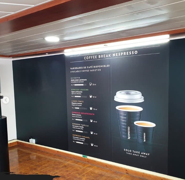 Mural de vinilo impreso del córner Coffee Break Nespresso a bordo de un ferry de Naviera Armas