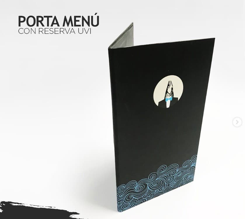 Porta menú negro con ilustración de pez con pajarita